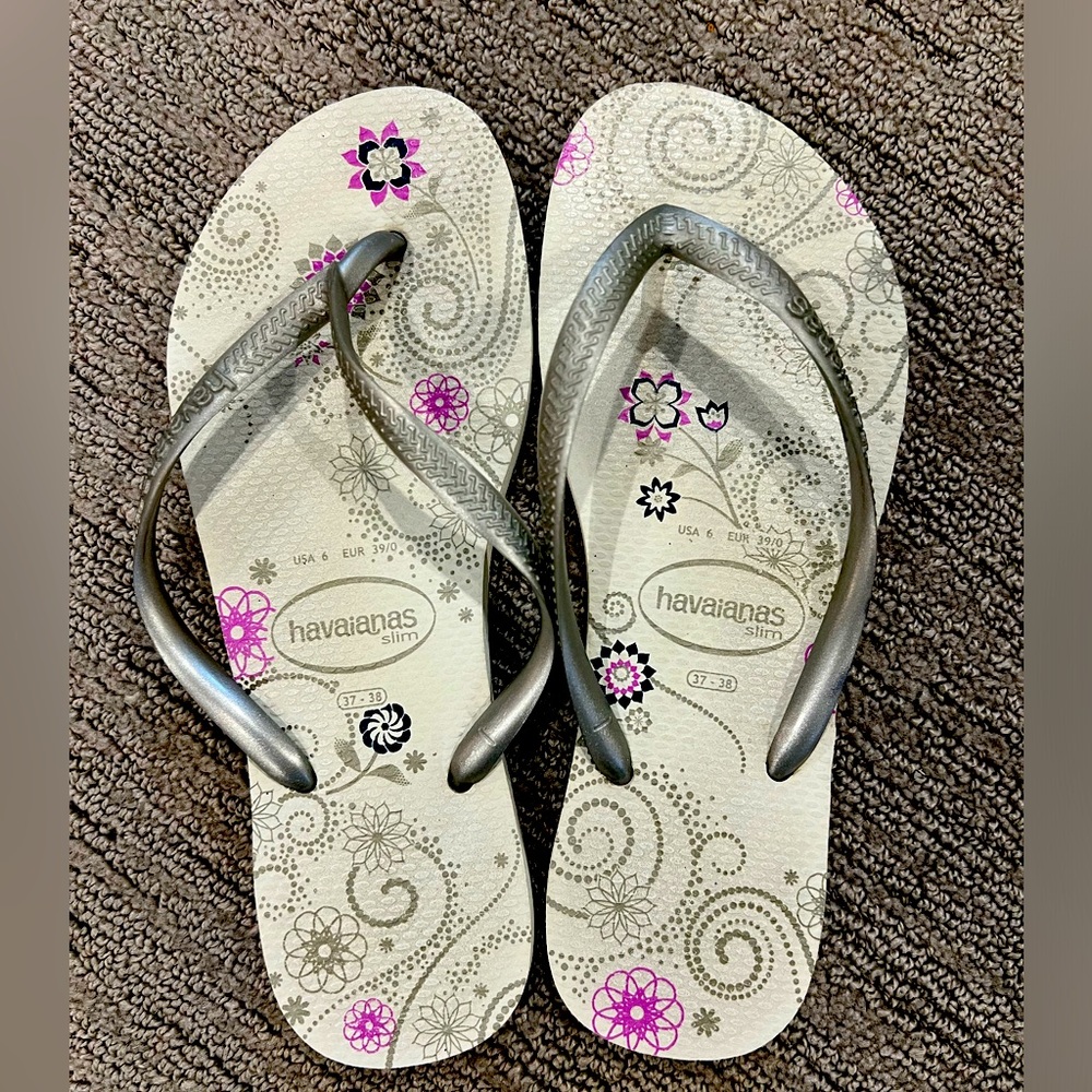 *Like New* Havaianas Slim Flip Flops - white/grey - women’s size 6